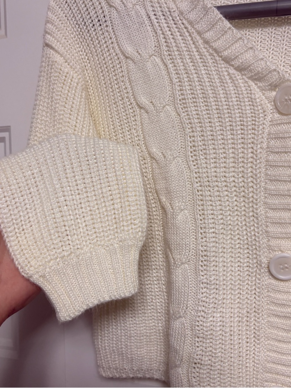 evsie Classic Cream Cropped Cable-Knit V-Neck Cardigan Sweater Size Medium - Picture 2 of 3